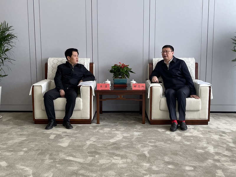 3月19日 公司黨委副書(shū)記、總裁解志炯拜會(huì)寶雞市政府主要領(lǐng)導(dǎo).jpg